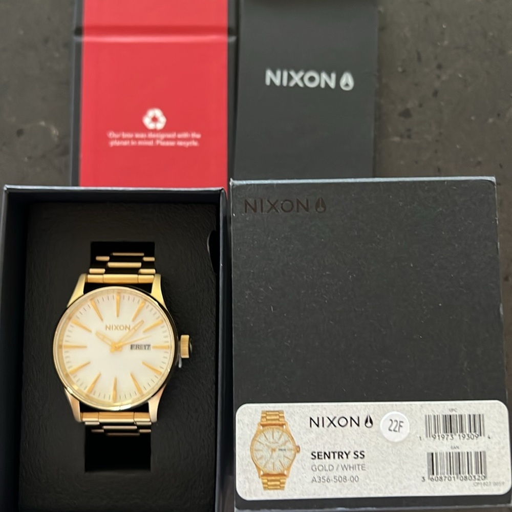 Nixon Sentry SS watch
Color gold and white
Brand New